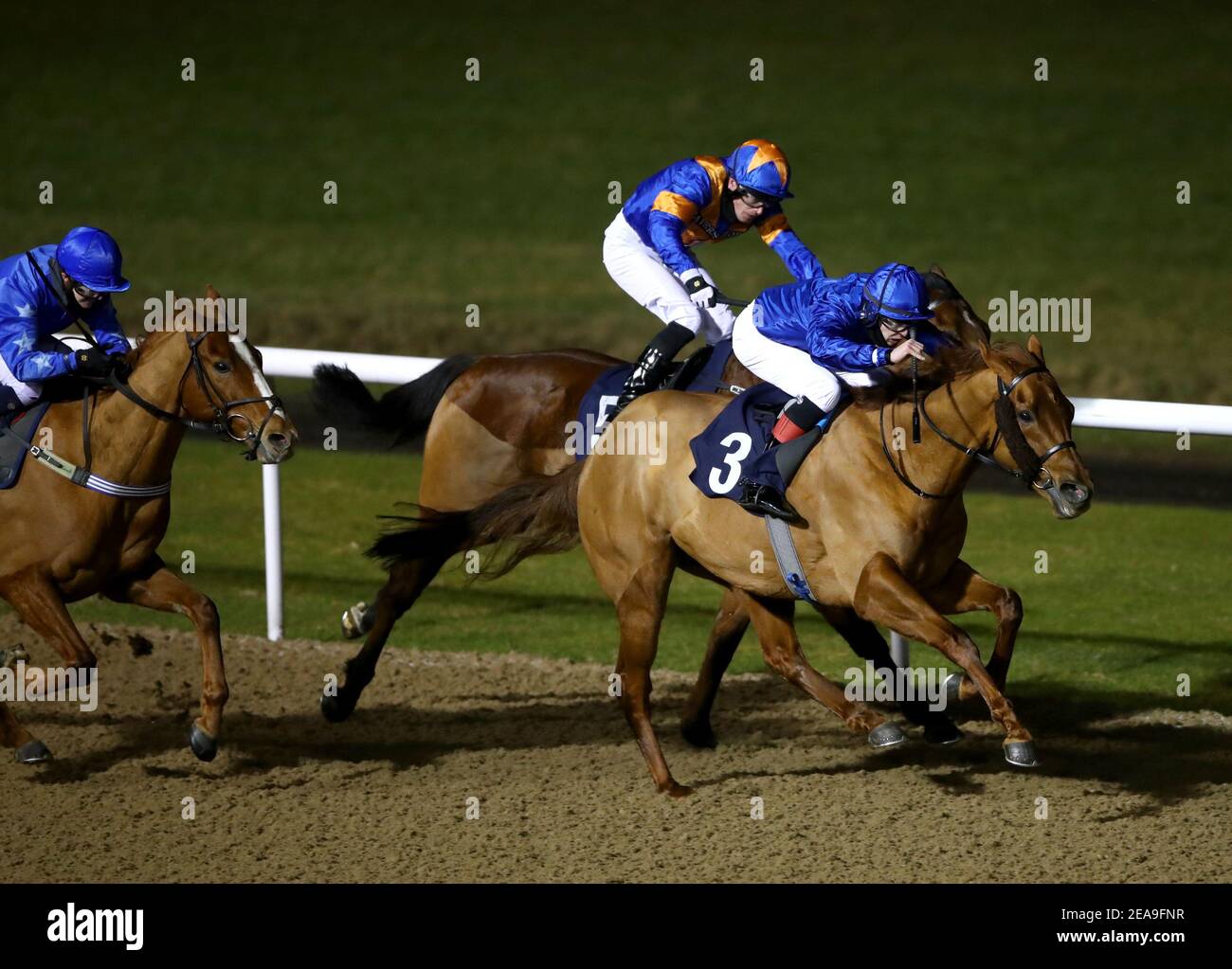 Secret Victory von Christian Howarth (rechts) auf dem Weg zum Sieg des Bombardiers 'March to Your Own Drum' Handicap auf der Wolverhampton Racecourse. Bilddatum: Montag, 8. Februar 2021. Stockfoto