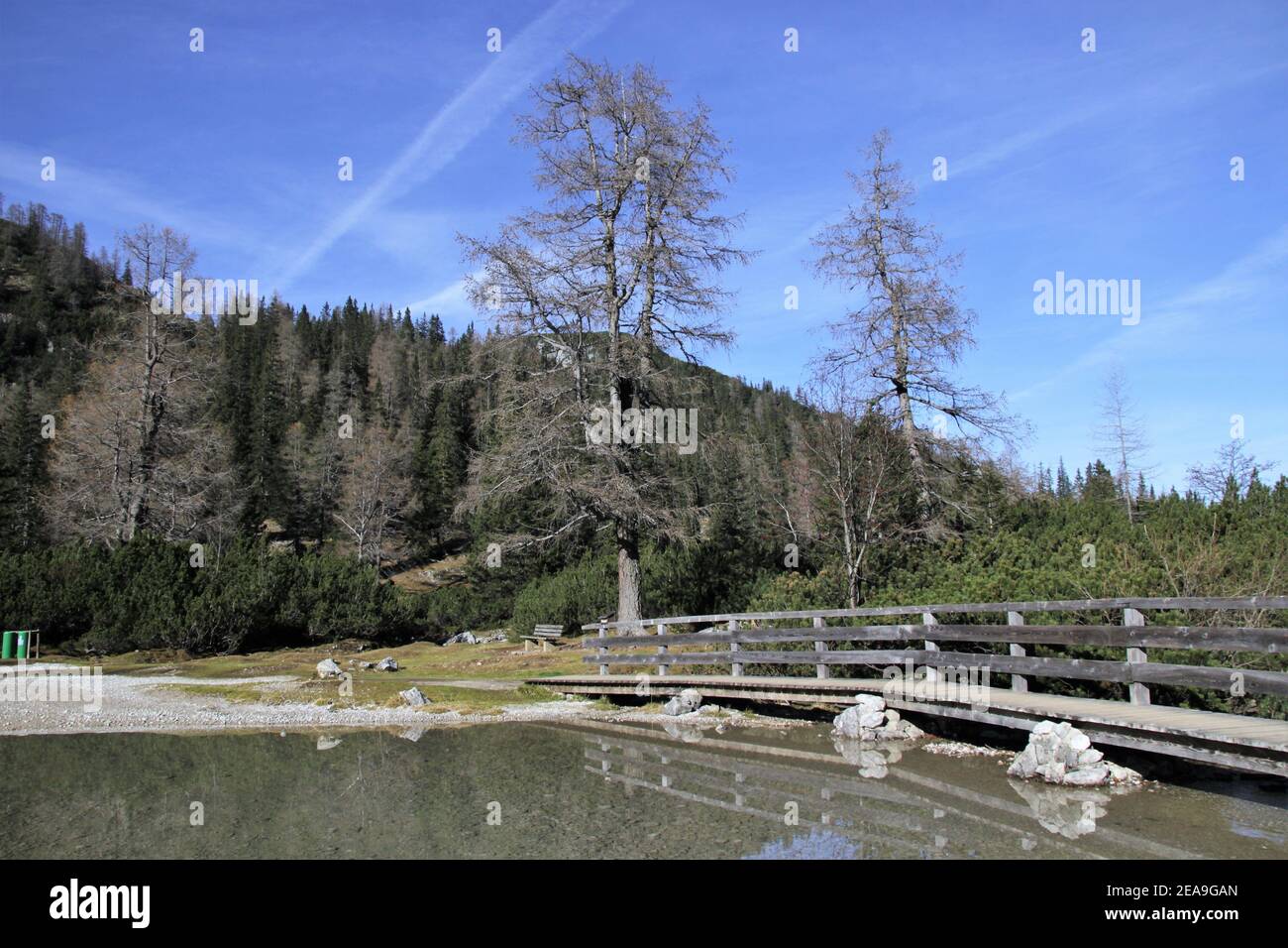 Österreich, Tirol, Ehrwald, Seebensee, Zugspitze, Spiegelung, Wasseroberfläche, See, Bergsee, Berge, alpen, Wettersteingebirge, Berglandschaft, Berglandschaft, Idylle, Bergmassiv, Bergmassiv, Himmel, Fels, Bergsee, Wasser, Tourismus, verlassen, Natur, Brücke Stockfoto