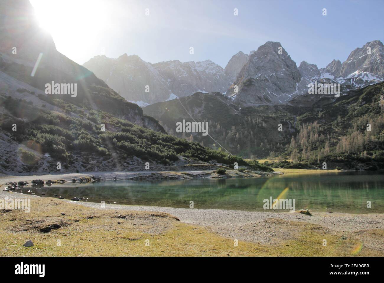 Österreich, Tirol, Ehrwald, Seebensee, Zugspitze, Spiegelung, Wasseroberfläche, Zugspitzmassiv, See, Bergsee, Berge, alpen, Wettersteingebirge, Berglandschaft, Berglandschaft, Idylle, Bergmassiv, Bergmassiv, Himmel, Fels, Bergsee, Wasser, Tourismus, verlassen, Spätherbst, Natur, Stockfoto