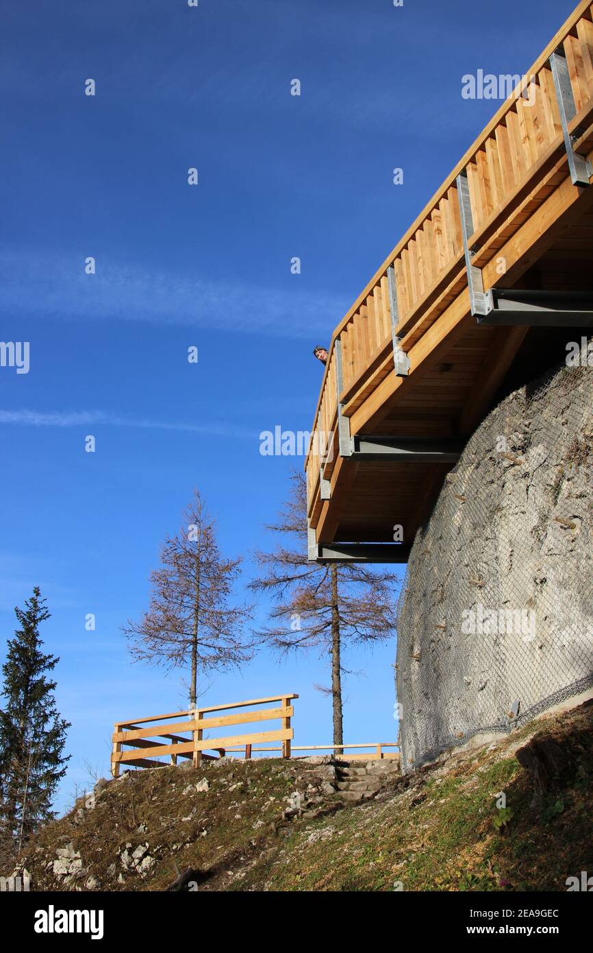 Junge Frau, blickt von der Mittenwalder Hütte Terrasse Stockfoto