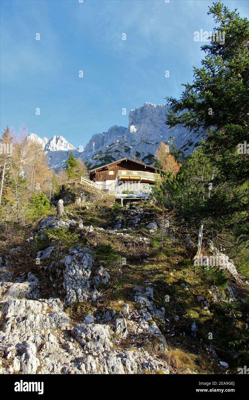 Mittenwalder Hütte mit neuer Terrasse im Sonnenuntergang Stockfoto