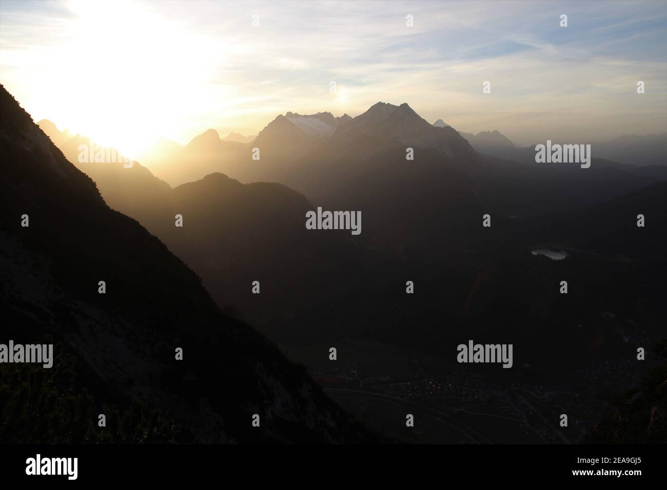 Sonnenuntergang in Richtung Wettersteingebirge, mit der Zugspitze im Hintergrund, aufgenommen auf dem Gamseck oberhalb der Mittenwalder Hütte Stockfoto