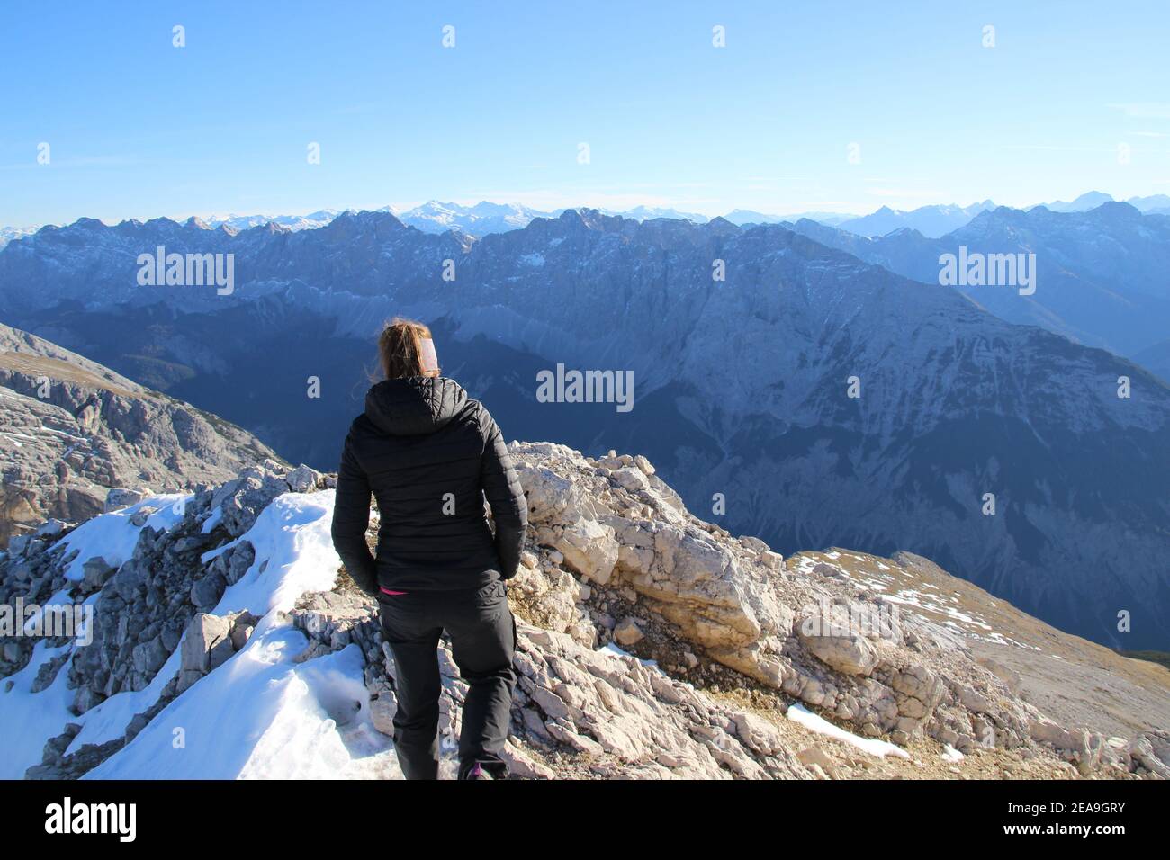 Wanderung zur Pleisenspitze (2569m), junge Frau, Bergtour, Bergwanderung, Outdoor, Blick auf die Hinterautal Vomper Kette Stockfoto