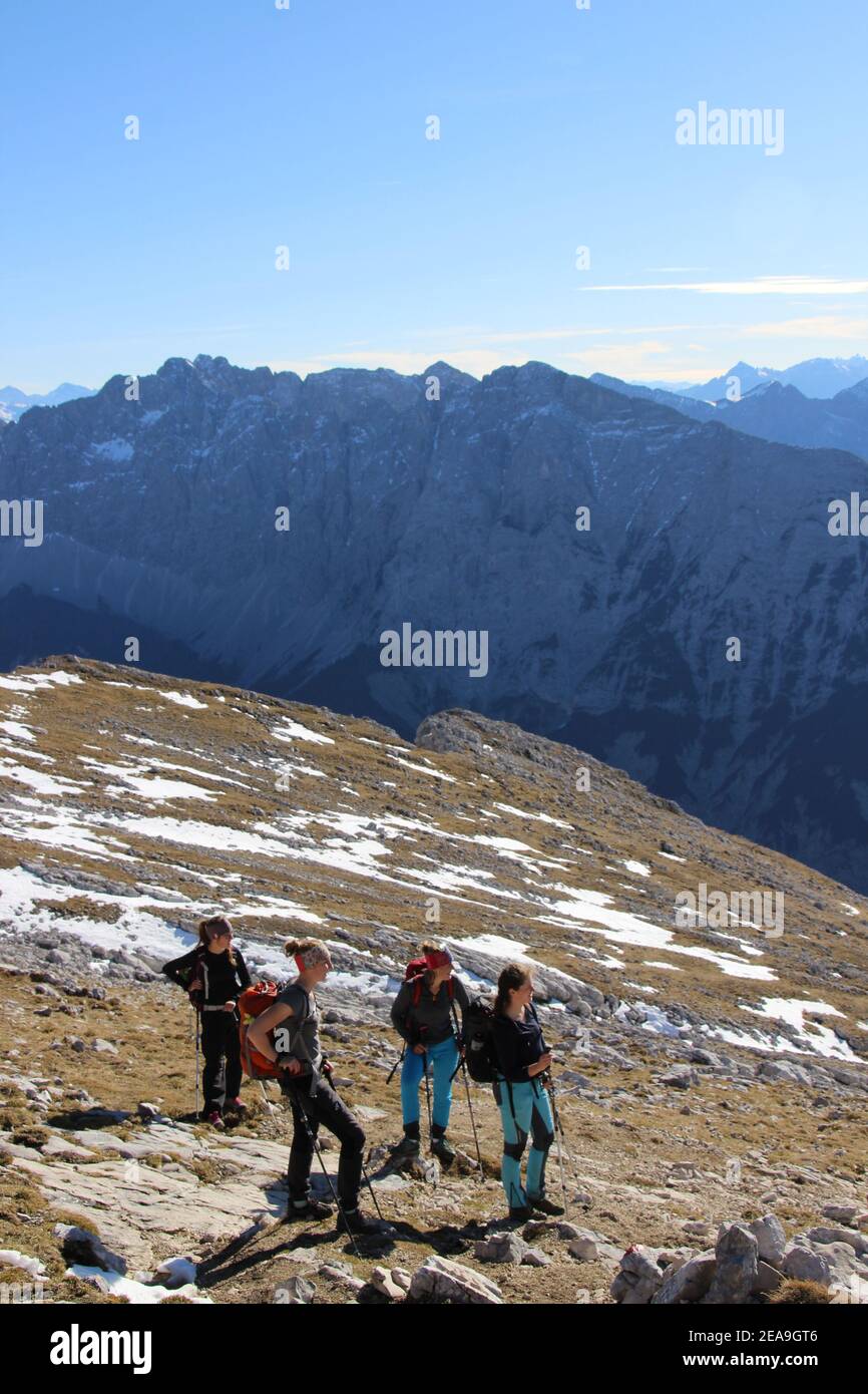 Wanderung zur Pleisenspitze (2569m), junge Frauen, Bergtour, Bergwandern, Outdoor, Blick auf das Hinterautal Stockfoto