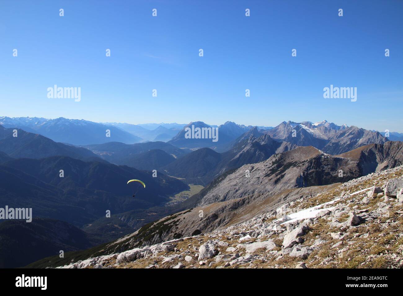 Wanderung zur Pleisenspitze (2569m), Gleitschirm, vor dem Brunnsteinmassiv, in der Mitte hinter dem Wettersteingebirge, im Hintergrund die Zugspitze, Bergtour, Bergwandern, Outdoor, im Tal sieht man Scharnitz, links der Blick ins Inntal Stockfoto