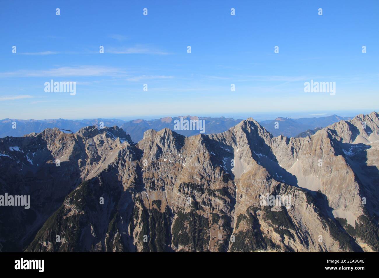 Wanderung zur Pleisenspitze (2569m), Bergtour, Bergwanderung, Outdoor, Blick auf das nördliche Karwendelgebirge mit der westlichen Karwendelspitze Stockfoto