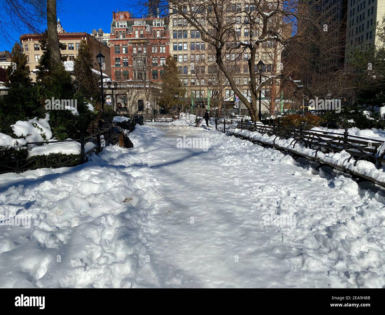 New York, NY, USA - 8. Feb 2021: Schneebedeckte Wege und Bänke auf dem Union Square Stockfoto