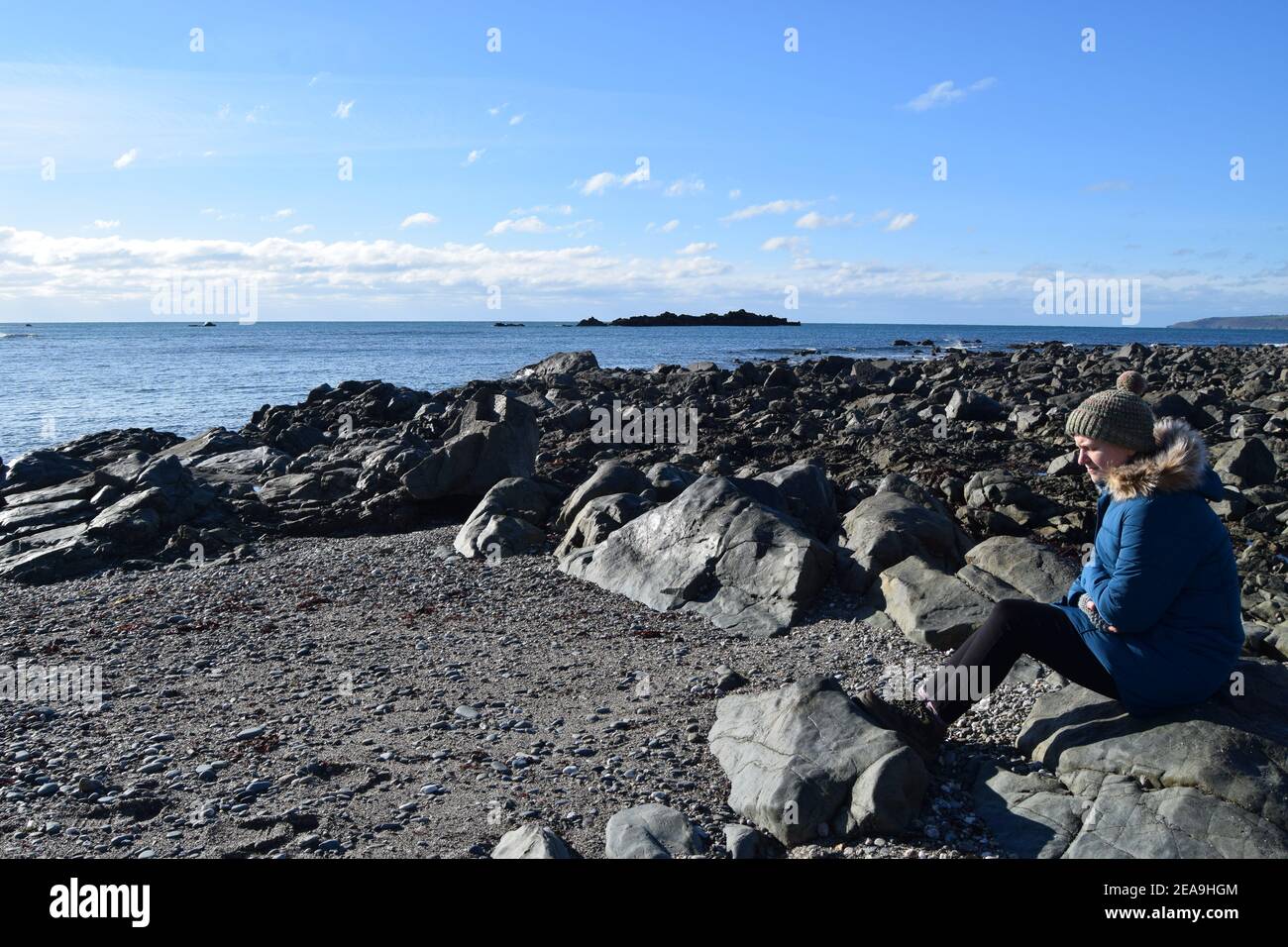 Frau am Strand im Winter Stockfoto