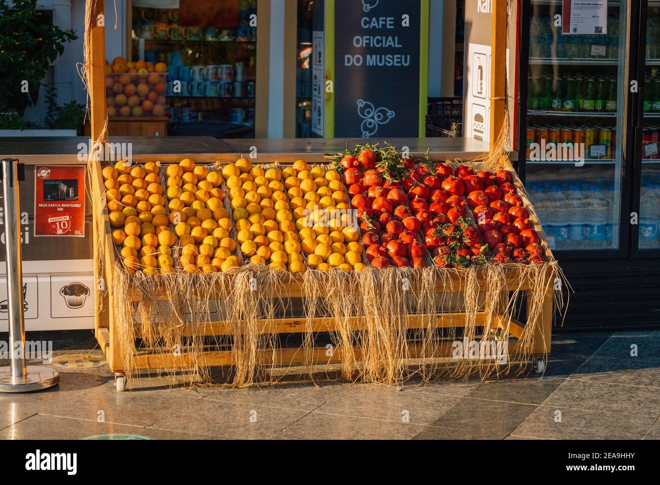 07. September 2020, Pamukkale, Türkei: Straßenmarkt verkauft frische Obstorangen und Granatäpfel für frischen Saft an einem Touristenort in der Türkei. Die Busine Stockfoto