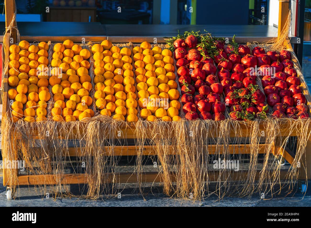 Ein Straßenmarkt verkauft frische Obstorangen und Granatäpfel für frischen Saft an einem Touristenort in der Türkei. Das Geschäft des Einzelhandels Lebensmittelhandel Stockfoto