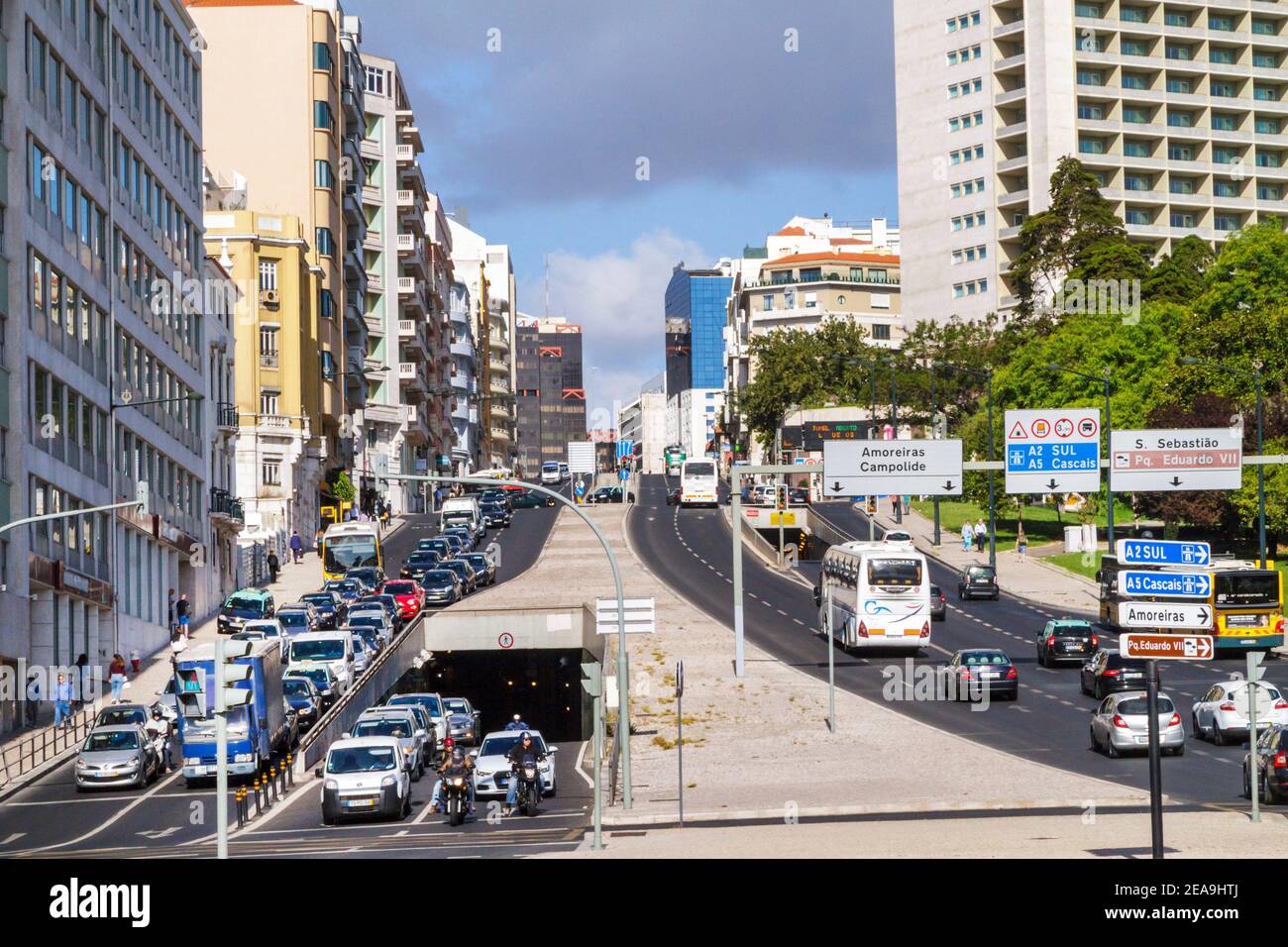 Portugal Lissabon Marquis of Pombal Square Praca do Marques de Pombal Avenida Antonio Augusto de Aguiar bergauf Straße städtischen Verkehr Tunnel Autos Busse ve Stockfoto