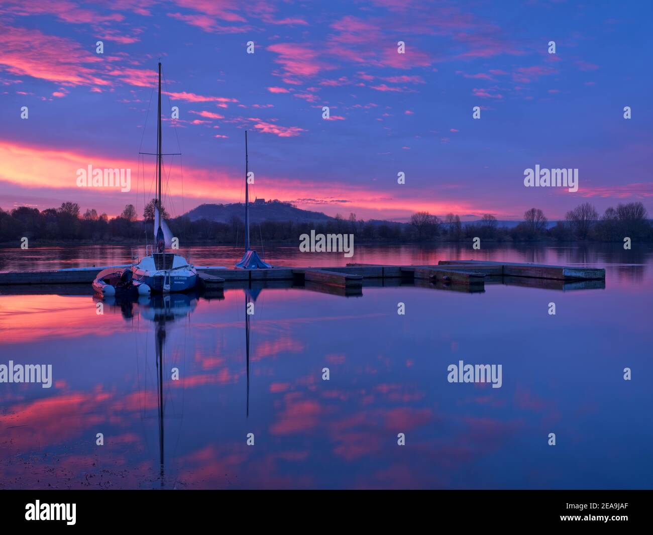 Europa, Deutschland, Hessen, Marburger Land, Niederwälder See bei Kirchhain, Anlegestelle mit Segelbooten, Morgenhimmel Stockfoto