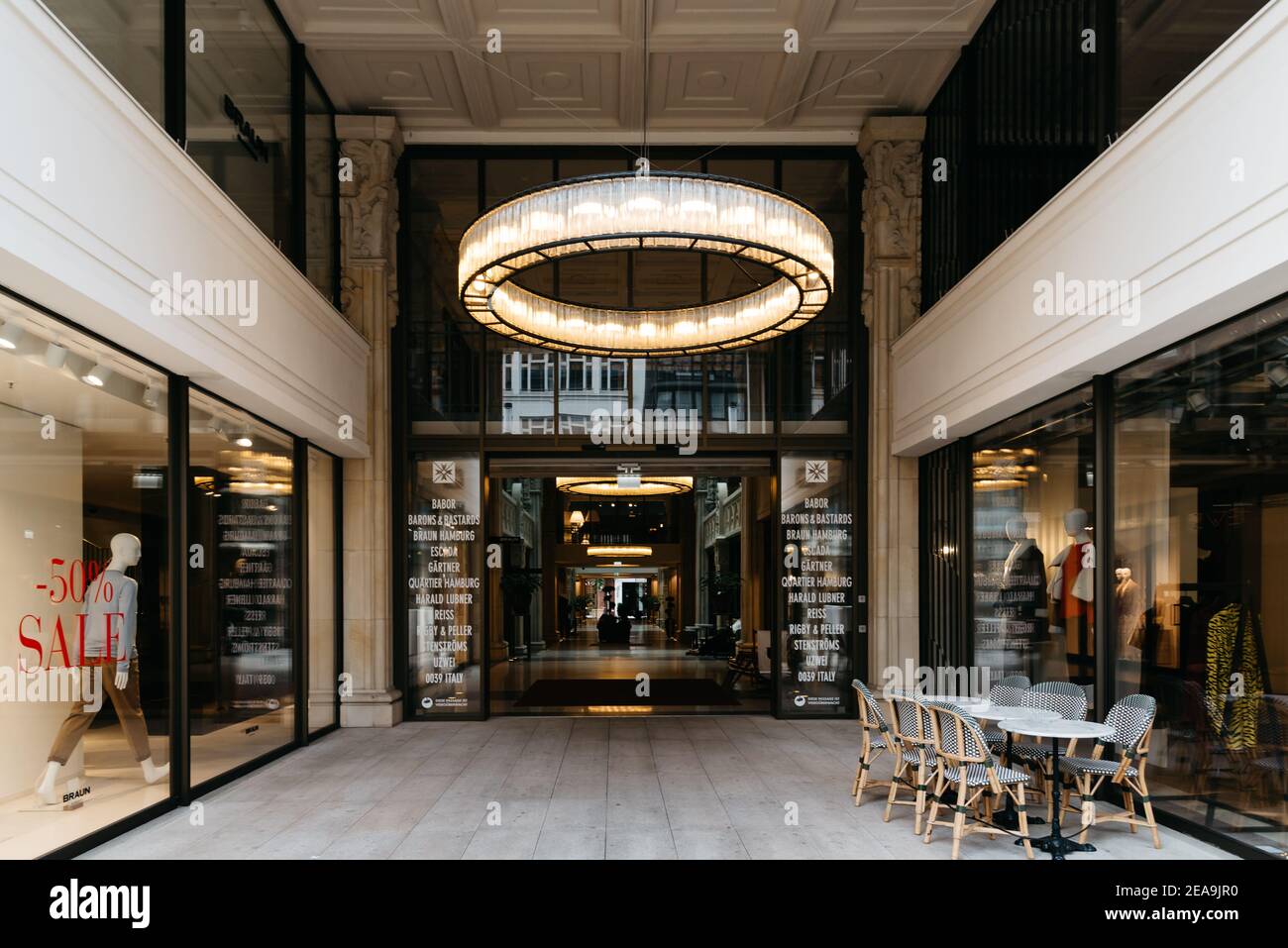 Hamburg, Deutschland - 4. August 2019: Luxus-Einkaufszentrum mit Modegeschäften Stockfoto