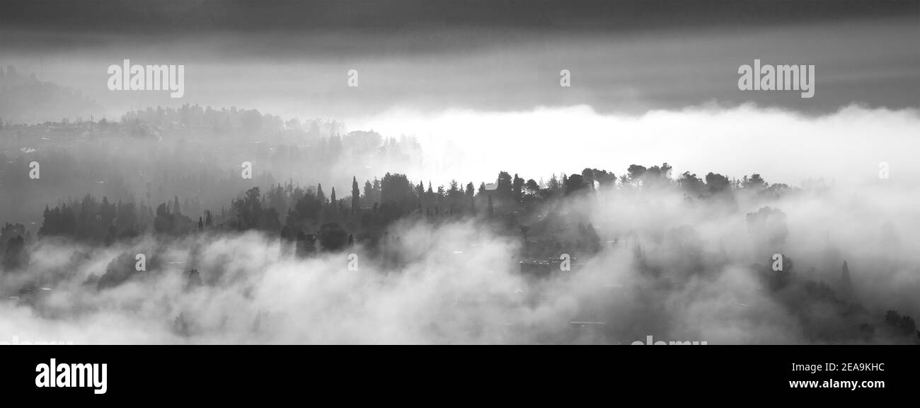 Wolken bedecken das Dorf 'Beit Zait', in den Judäa Bergen, in der Nähe von Jerusalem, Israel. Stockfoto