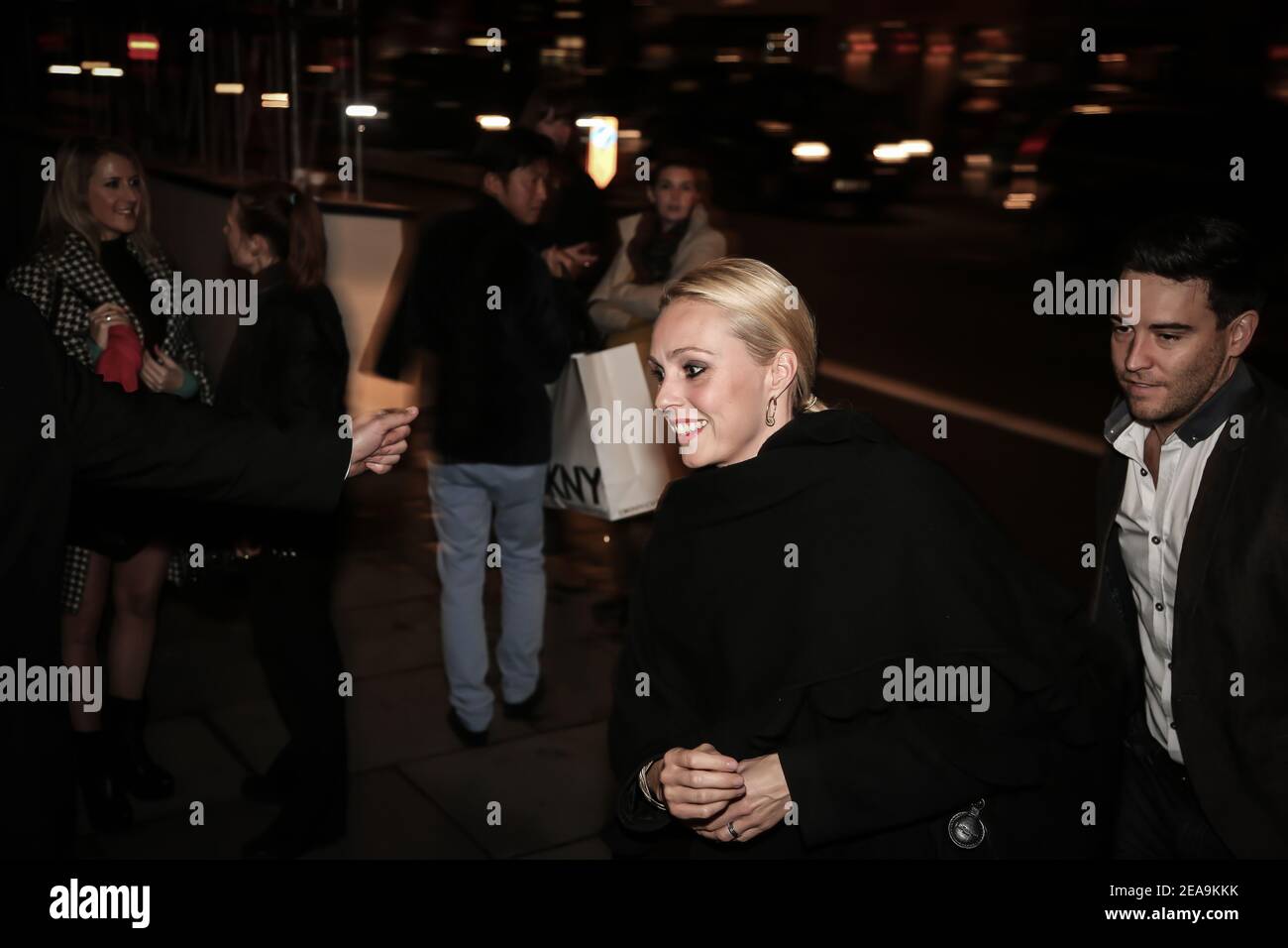 Camilla Dallerup, Kevin Sacre posieren für Fotos auf dem roten Teppich, bevor sie die Body Guard Premiere in London besuchen. Fototermin: Mittwoch, 1. Oktober Stockfoto