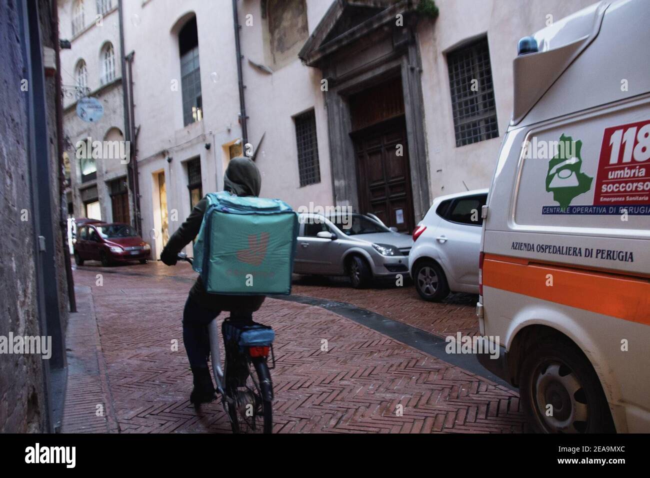 Perugia, Italien. Februar 2021, 08th. Perugia in der roten Zone. Die Hauptstadt und die Provinz in vollem Ausnahmezustand kovid 19 auch aufgrund der Varianten des Virus in der Gegend. Die Stadt ist wieder in voller Sperre. Die verlassene Altstadt. Angst und Angst herrschen. Ein Krankenwagen mit Lichtern und Sirenen auf in via Oberdan. An Amulanz mit der Ampel in der Via oberdan. Redaktionelle Verwendung Nur Kredit: Unabhängige Fotoagentur/Alamy Live Nachrichten Stockfoto