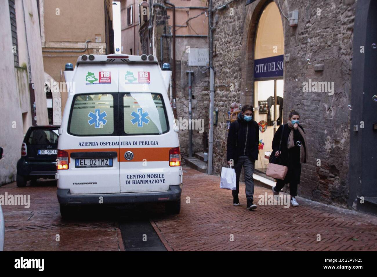Perugia, Italien. Februar 2021, 08th. Perugia in der roten Zone. Die Hauptstadt und die Provinz in vollem Ausnahmezustand kovid 19 auch aufgrund der Varianten des Virus in der Gegend. Die Stadt ist wieder in voller Sperre. Die verlassene Altstadt. Angst und Angst herrschen. Ein Krankenwagen mit Lichtern und Sirenen auf in via Oberdan. An Amulanz mit der Ampel in der Via oberdan. Redaktionelle Verwendung Nur Kredit: Unabhängige Fotoagentur/Alamy Live Nachrichten Stockfoto