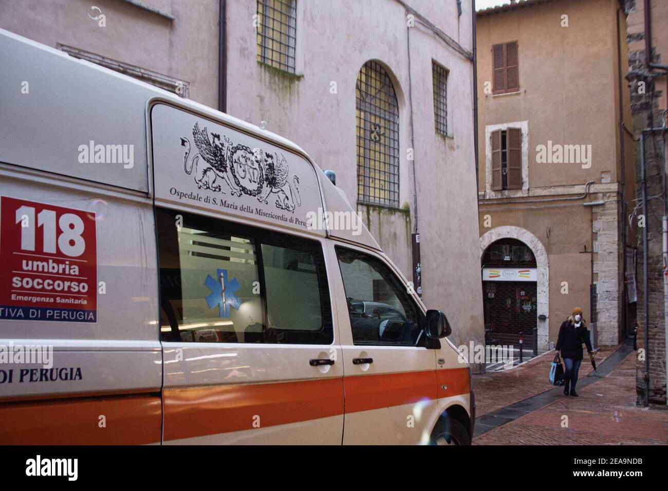 Perugia, Italien. Februar 2021, 08th. 2/8/2021 - Perugia in der roten Zone. Die Hauptstadt und die Provinz in vollem Ausnahmezustand kovid 19 auch aufgrund der Varianten des Virus in der Gegend. Die Stadt ist wieder in voller Sperre. Die verlassene Altstadt. Angst und Angst herrschen. Ein Krankenwagen mit Lichtern und Sirenen auf in via Oberdan. An Amulanz mit der Ampel in der Via oberdan. Nur redaktionelle Verwendung (Foto: IPA/Sipa USA) Quelle: SIPA USA/Alamy Live News Stockfoto