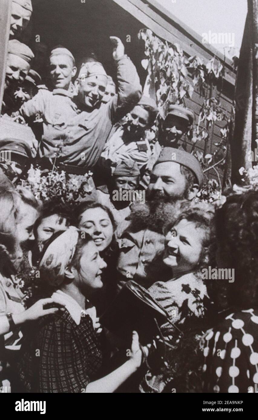 Das Treffen der siegreichen sowjetischen Soldaten auf dem Belorusski Bahnhof in Moskau in 1945. Stockfoto