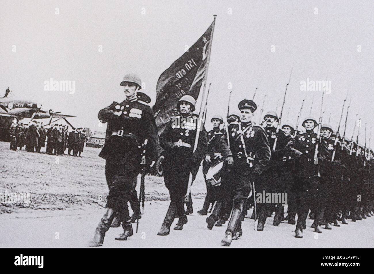 Die Ehrenwache marschiert mit dem Siegesbanner in Moskau am 20. Juni 1945. Stockfoto