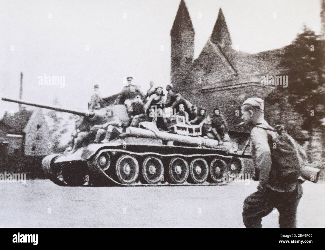 Sowjetischer Panzer auf den Straßen von Minsk im Juli 1944. Stockfoto