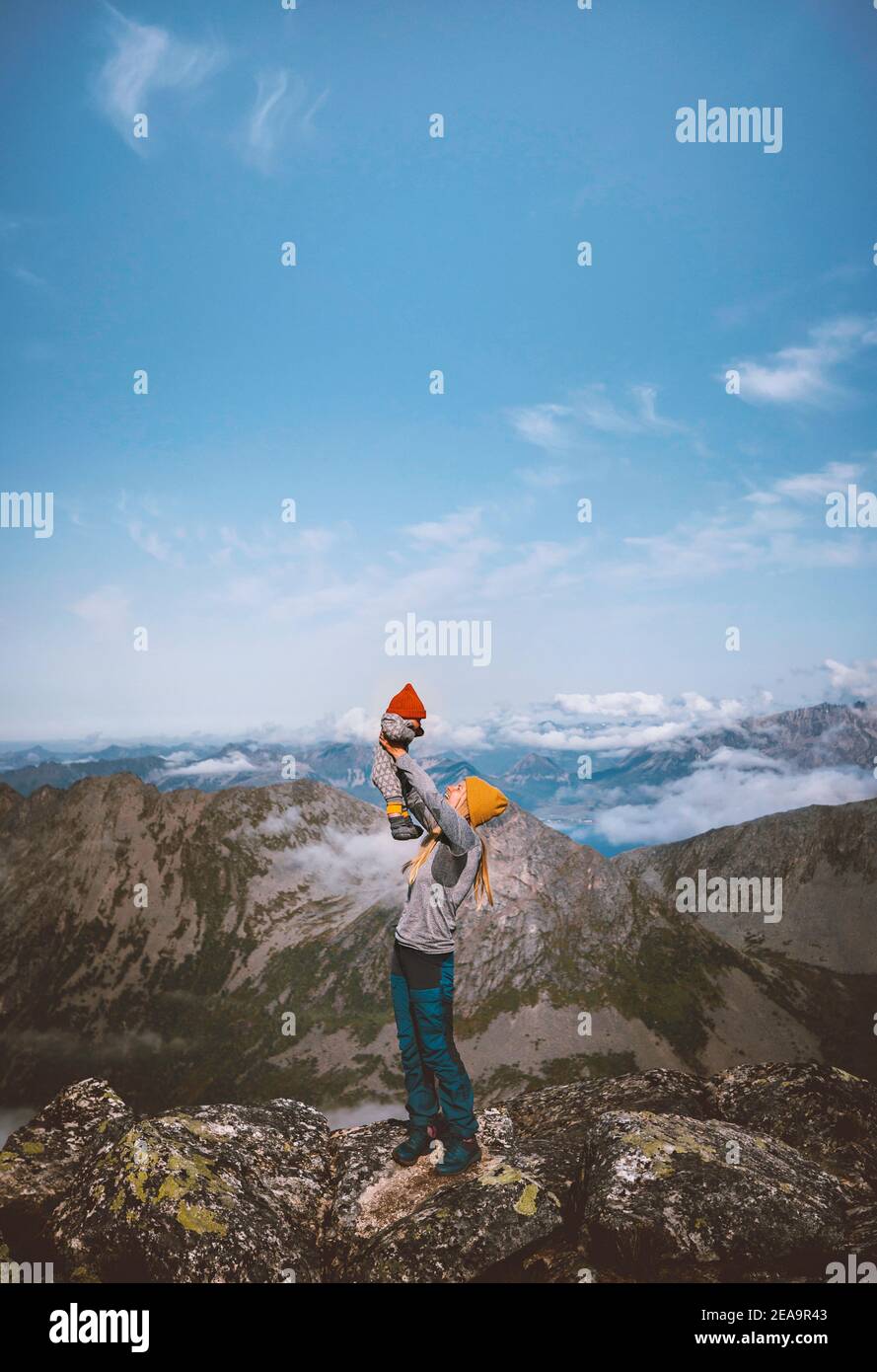 Mutter hält Baby Familie Abenteuer Wandern in den Bergen aktiv Urlaub im Freien Frau mit Kind genießen Blick gesunde Lebensweise Reise In Norwegen Stockfoto