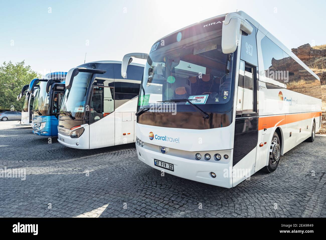 08. September 2020, Pamukkale, Türkei: Moderner Touristenbus mit dem Logo des Reisebüros Coral am Reiseziel geparkt. Logistik und Seufzer Stockfoto