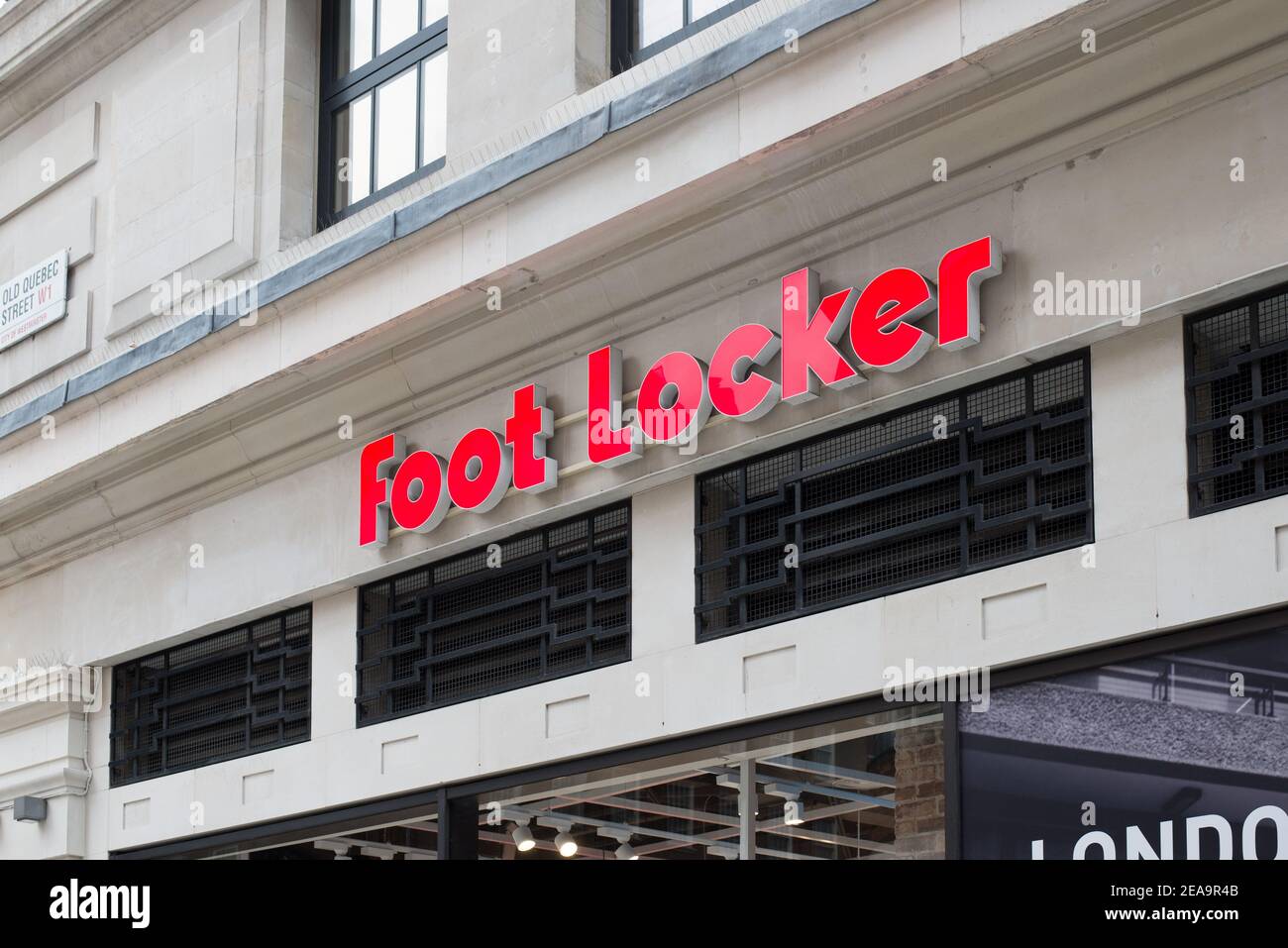 Logo Shop Ladenschild Marke Front Einzelhandel Händler Sportswear Sportschuhe Schuhe Foot locker, 542-546 Oxford Street, London W1C 1XL Stockfoto