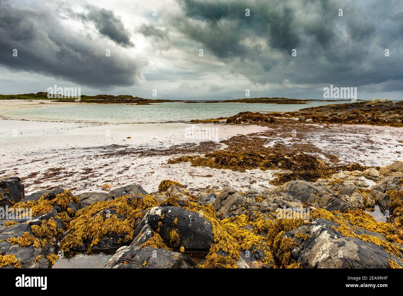 Blick auf die schottische Küste bei Portnaluchaig mit einem dramatischen Himmel Stockfoto