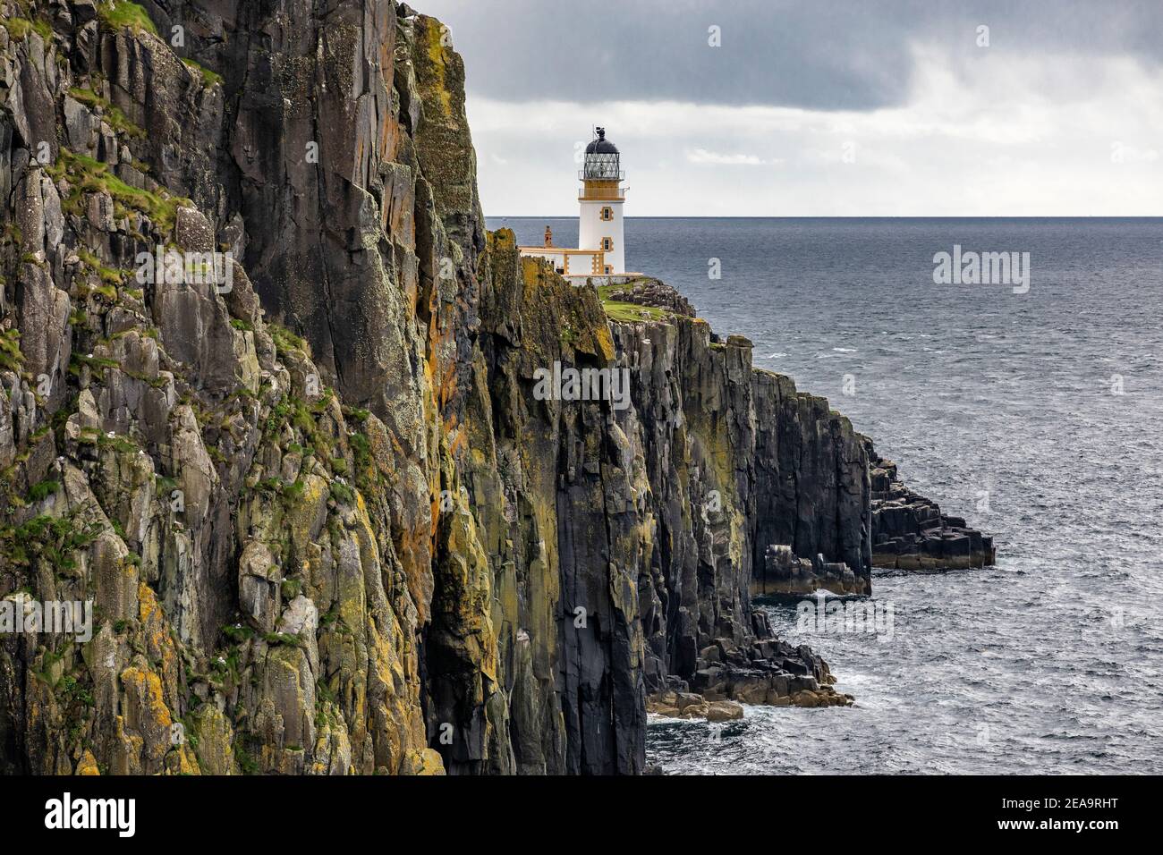 Blick auf den Leuchtturm Neist Point an der Atlantikküste Auf der Isle of Skye Stockfoto