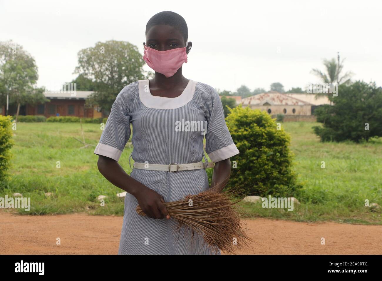 Ein Schüler, der eine Gesichtsmaske am Gymnasium des Distrikts Iseyin trägt. Die Schulen in Nigeria haben angesichts der Angst um Sicherheit mit der neuen Welle des Coronavirus in Nigeria wieder aufgenommen. Oyo-Staat, Nigeria. Stockfoto