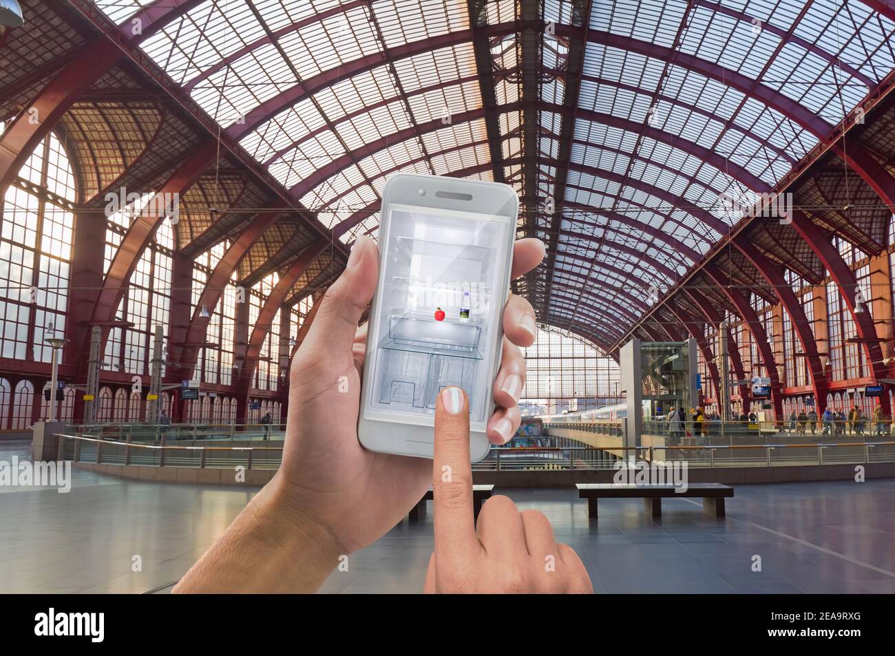 Überprüfen Sie den Kühlschrank nach einem Urlaub per Smartphone Stockfoto