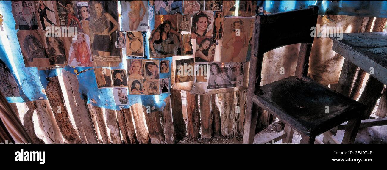 Hütte mit hängenden Zeitungsausschnitten an der Wand , Lara , Venezuela , Südamerika Stockfoto