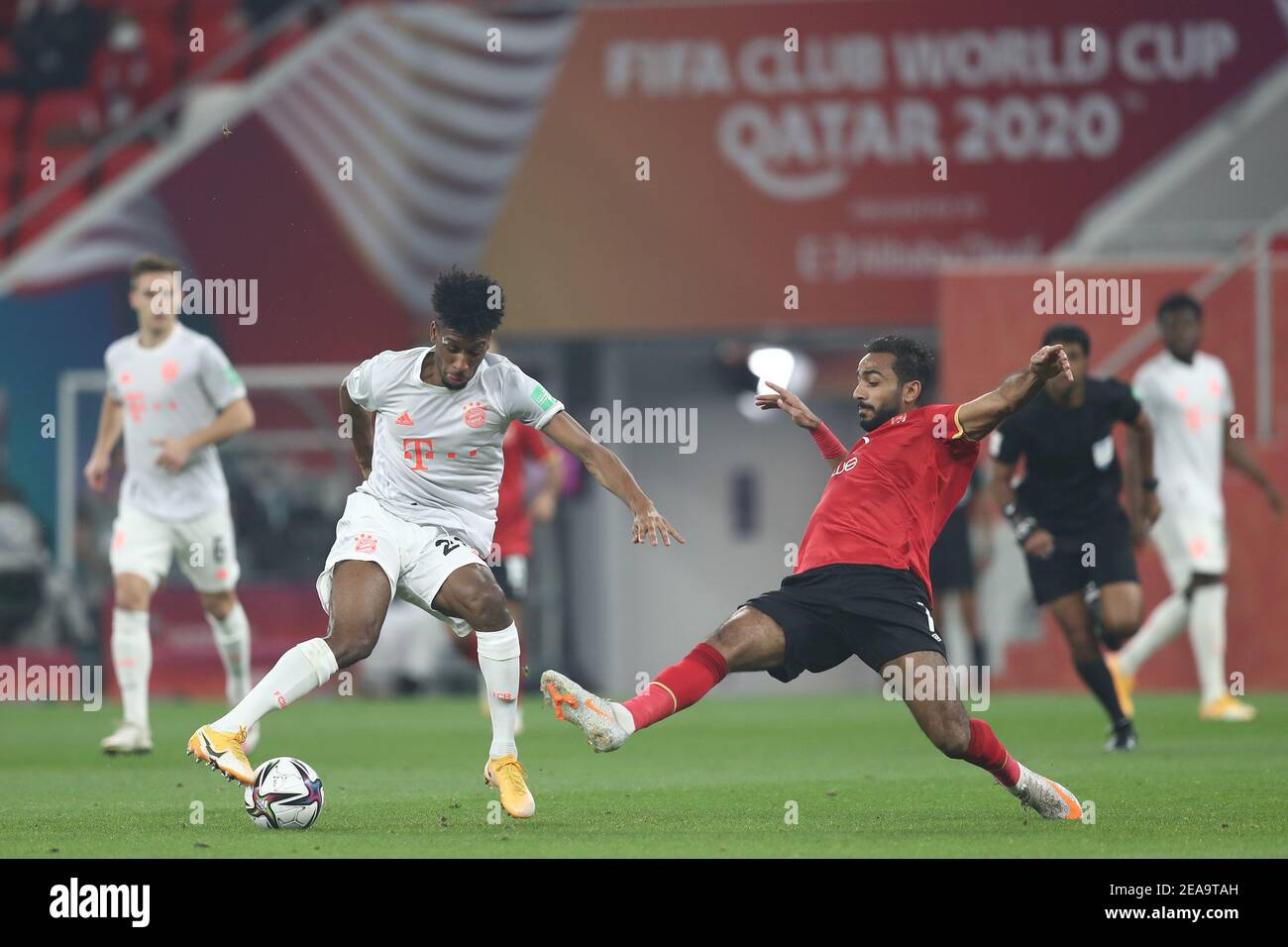 Ar Rayyan, Katar. Februar 2021, 08th. Die Bayern-Münchens Kingsley Coman (L) und Al Ahly's Kahraba kämpfen im Halbfinalspiel der FIFA-Klub-Weltmeisterschaft zwischen Al Ahly SC und dem FC Bayern München im Al Rayyan-Stadion um den Ball. Quelle: Mahmoud Hefnawy/dpa/Alamy Live News Stockfoto