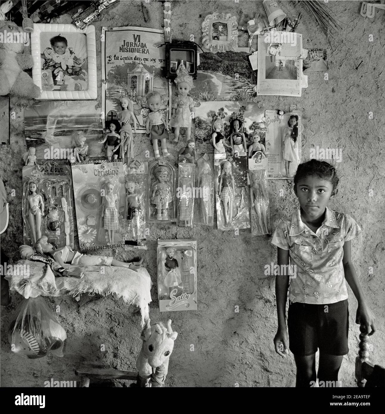 Mini Puppen Sachen hängen die Schlamm-Mauer; Bhuj; Kutch; Gujarat; Indien  Stockfotografie - Alamy