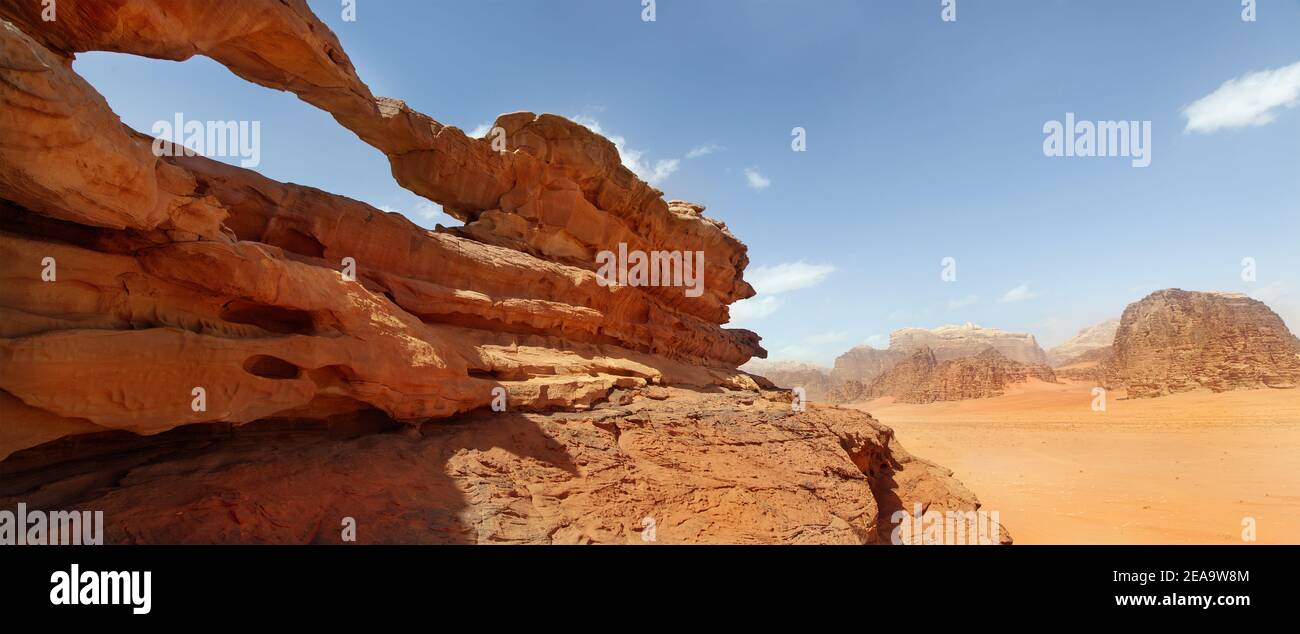 Panoramablick auf natürliche Steinbrücke und Wüste Wadi Rum, Jordanien Stockfoto