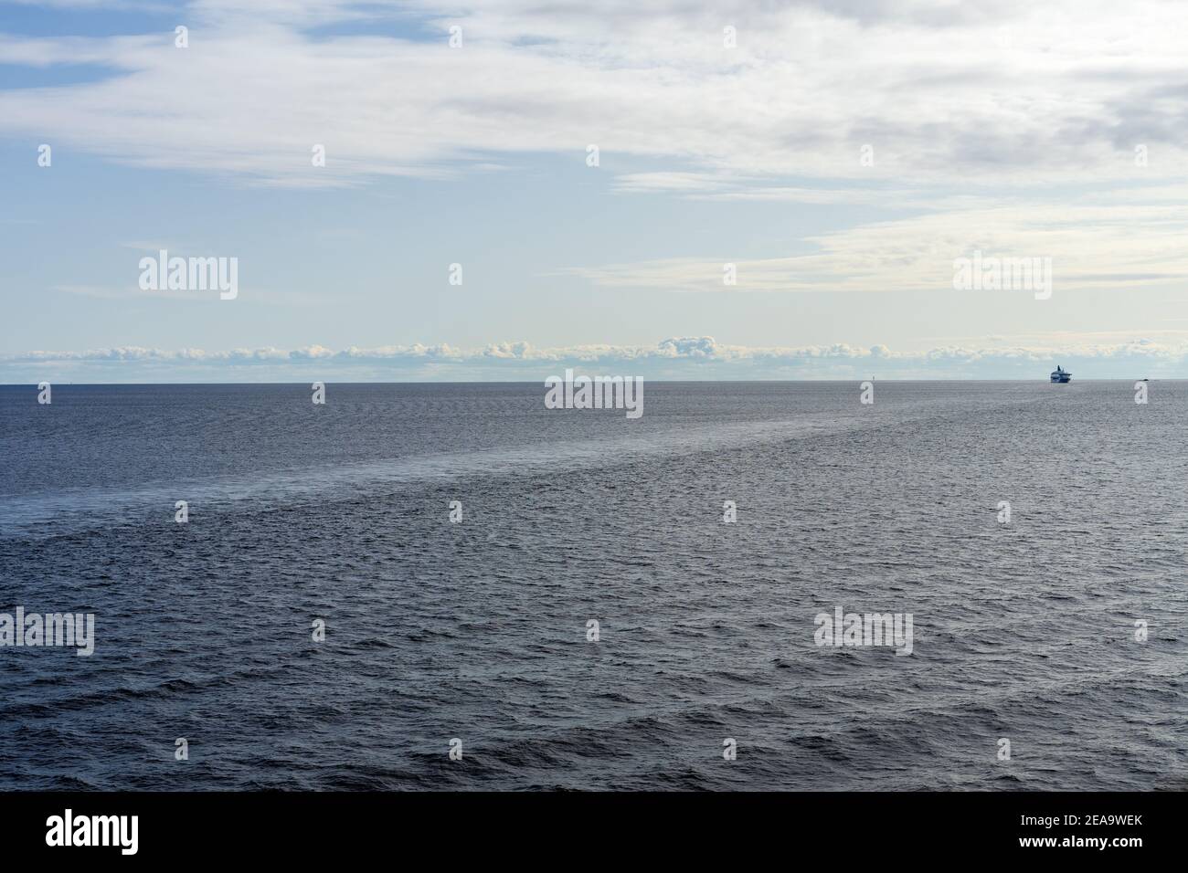 Ostsee bei schönem, ruhigem Wetter zwischen Finnland und Estland Stockfoto