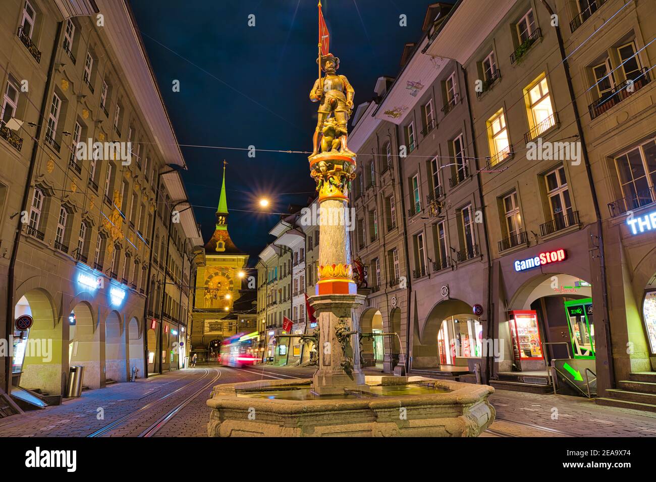 Bern, Schweiz - 23. Aug 2020: GameStop Retail Store in Bern City of at Night. Die GameStop Corp. Ist ein amerikanisches Videospiel und Entertainment Stockfoto