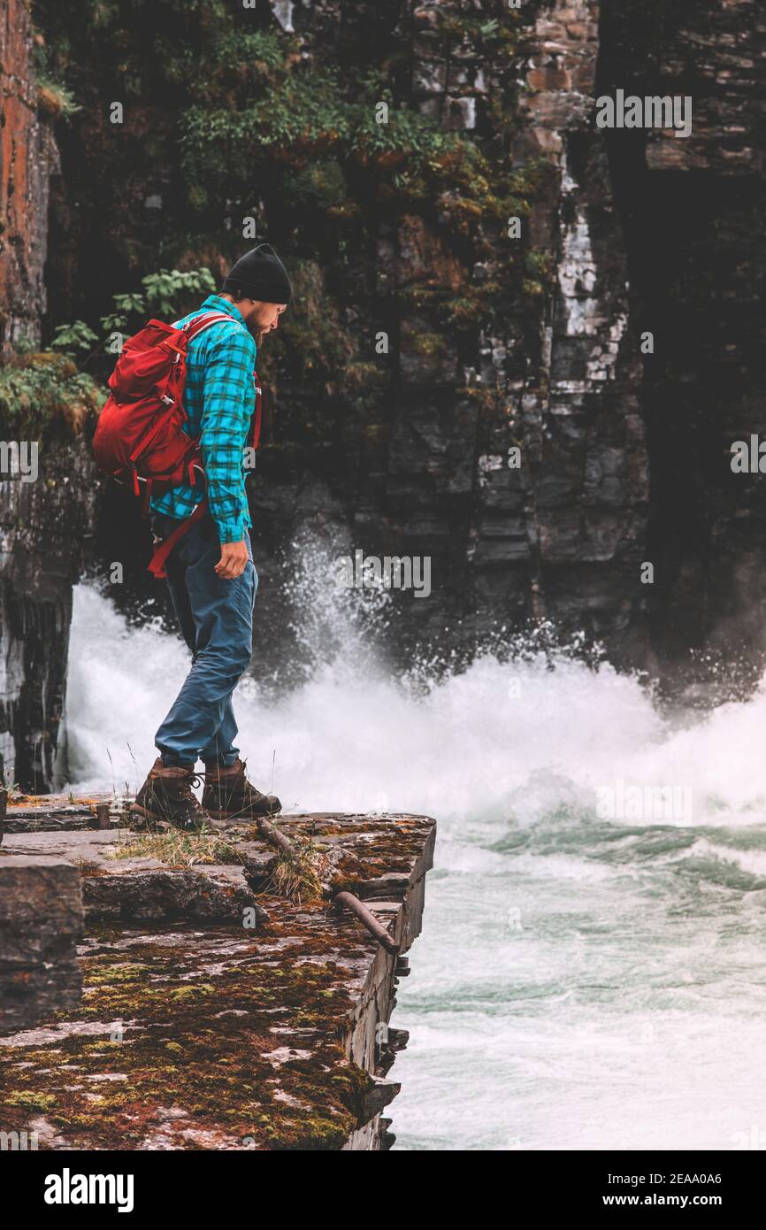 Mann Reisen in Schweden Abenteuer aktiven Urlaub gesunde Lebensweise Backpacker Wanderer stehen auf einer Klippe über dem Canyon des Flusses und wandern alleine hinein Wildnis Stockfoto