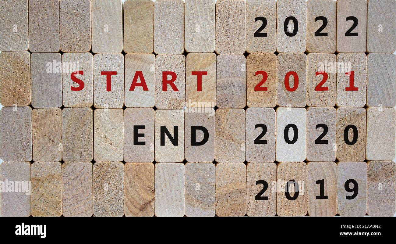 Symbol für Start 2021 neues Jahr. Holzblöcke mit den Worten 'Ende 2020, Anfang 2021'. 2019, 2022 Nummern. Schöner Holzhintergrund, Kopierraum. Busin Stockfoto