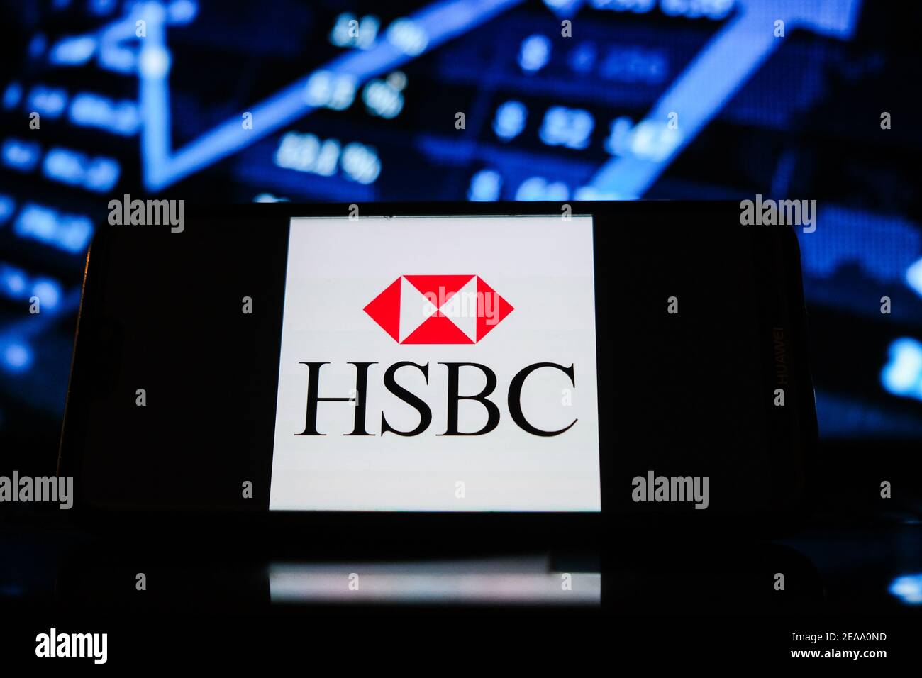 In dieser Abbildung ist ein HSBC Bank Logo auf einem Smartphone mit der Börsengrafik im Hintergrund zu sehen. Stockfoto