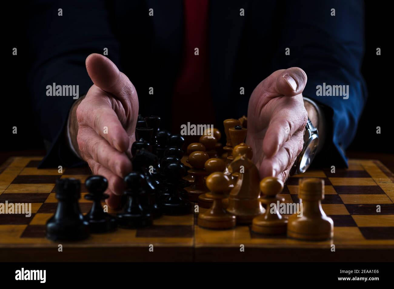 Konzept der Strategie und Geschäftsplanung, Geschäftsmann am Schachbrett bewegt weiße und schwarze Stücke aufeinander, Strategie und Taktik, readin Stockfoto