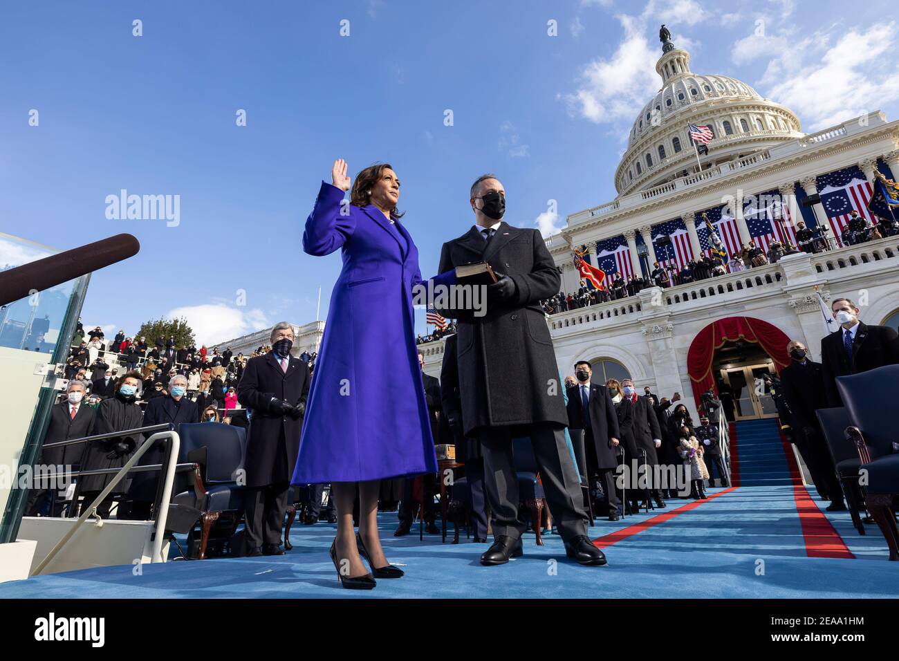 Vizepräsidentin Kamala Harris, begleitet von ihrem Ehemann Doug Emhoff, nimmt den Amtseid als Vizepräsident der Vereinigten Staaten am Mittwoch, 20. Januar 2021, während der Amtseinführung 59th im US-Kapitol in Washington, D.C., ab (Offizielles weißes Haus Foto von Chuck Kennedy) Stockfoto