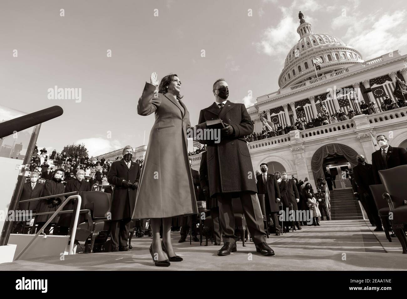 Vizepräsidentin Kamala Harris, begleitet von ihrem Ehemann Doug Emhoff, nimmt den Amtseid als Vizepräsident der Vereinigten Staaten am Mittwoch, 20. Januar 2021, während der Amtseinführung 59th im US-Kapitol in Washington, D.C., ab (Offizielles weißes Haus Foto von Chuck Kennedy) Stockfoto