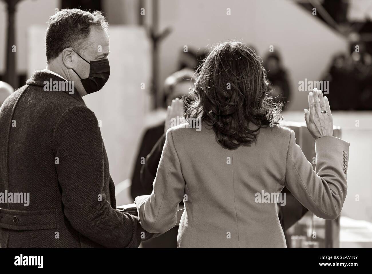 Vizepräsidentin Kamala Harris, zusammen mit ihrem Ehemann Herr Doug Emhoff wird als Vizepräsidentin der Vereinigten Staaten von Supreme Court Justice Sonia Sotomayor Mittwoch, 20. Januar 2021, im US-Capitol in Washington, D.C. vereidigt (Offizielles Foto des Weißen Hauses von Lawrence Jackson) Stockfoto