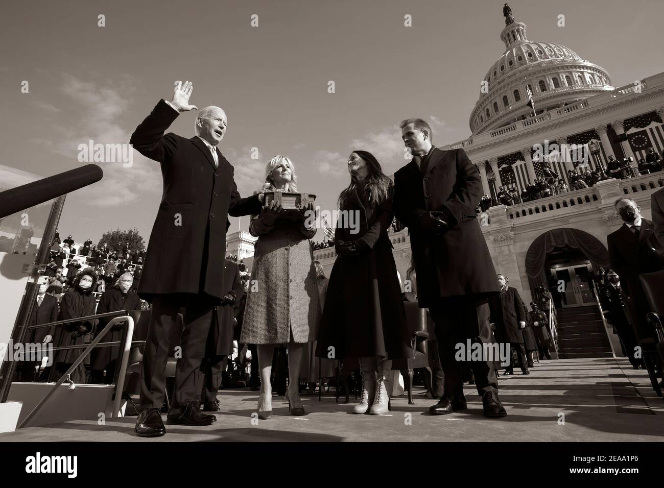 Präsident Joe Biden, zusammen mit First Lady Jill Biden und ihren Kindern Ashley Biden und Hunter Biden, nimmt den Amtseid als Präsident der Vereinigten Staaten Mittwoch, 20. Januar 2021, während der Amtseinführung 59th im US-Kapitol in Washington, D.C. (Offizielles Foto des Weißen Hauses von Chuck Kennedy) Stockfoto