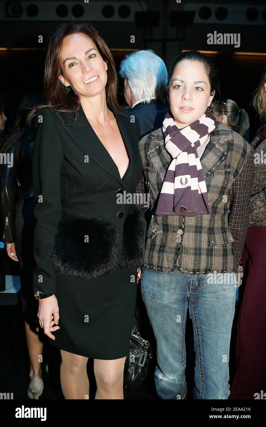 Rosalie Afflelou und ihre Tochter Anouchka (sie hatte mit dem französischen Schauspieler Alain Delon) besuchen am 9. Oktober 2005 die Ready-to-Wear Kollektion Frühjahr/Sommer 2006 des italienischen Designers Valentino in Paris, Frankreich. Foto von Nebinger-Orban-Zabulon/ABACAPRESS.COM. Stockfoto