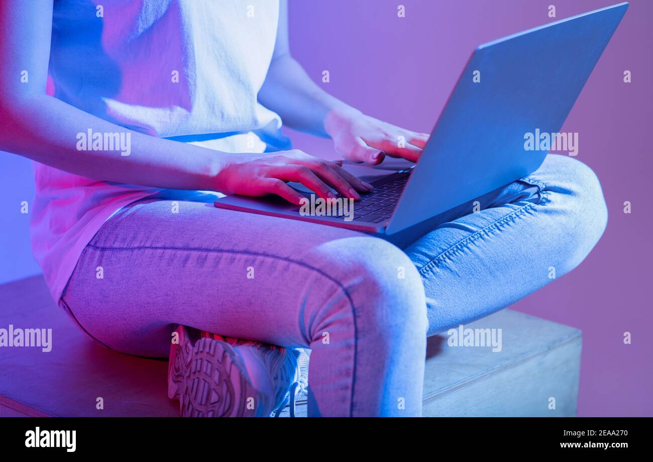 Remote-Online-Bildung und Arbeit, moderne Arbeitgeber und dringende Aufgabe während covid-19 Lockdown Stockfoto