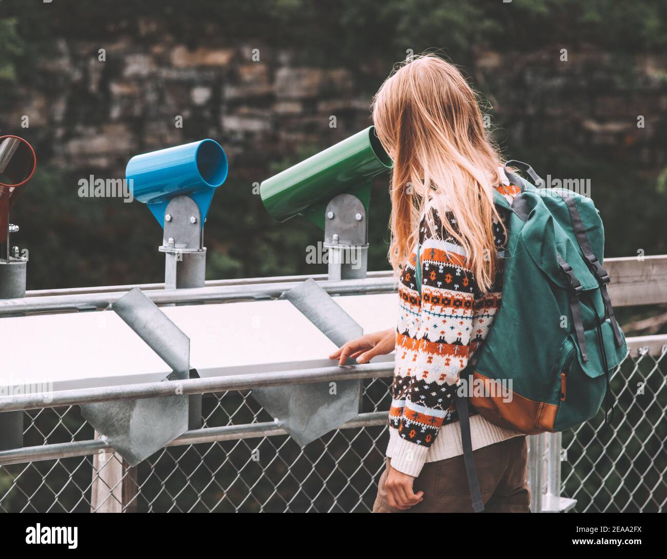 Tourist Frau Reisen mit Sightseeing Fernglas im Freien Urlaub Sehenswürdigkeiten in Schweden Stockfoto