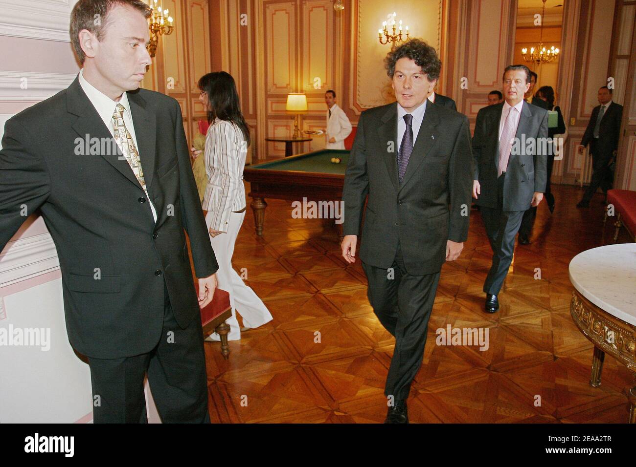 Frankreichs Finanzminister Thierry Breton und Verkehrsminister Dominique Perben beantworten Fragen nach einem Treffen mit den Gewerkschaften der SNCM (National Maritime Corsica-Mediterranean Company) am 10. Oktober 2005 in Marseille. Die französische Regierung unternahm am Montag einen letzten Versuch, Streiks von Arbeitern zu beenden, die über die Privatisierung der Fährgesellschaft wütend waren, aber das Hafenchaos ging weiter, als andere Arbeiter bessere Lohnwerkzeuge forderten. Foto von Gerald HOLUBOWICZ/ABACAPRESS.COM Stockfoto